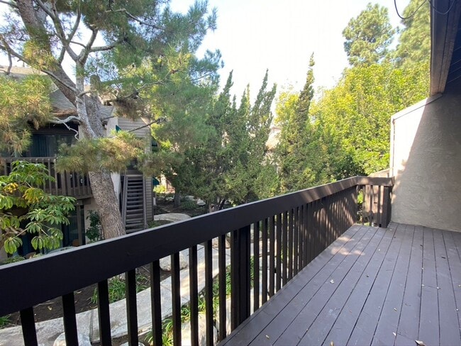 Building Photo - Woodlake Gated Condo Community 2 BD for Le...