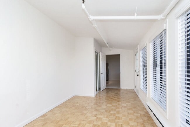 Building Photo - 3 Bed / 2 Bath pet friendly large and sunny unit on 24th St in Noe Valley. YouTube tour!