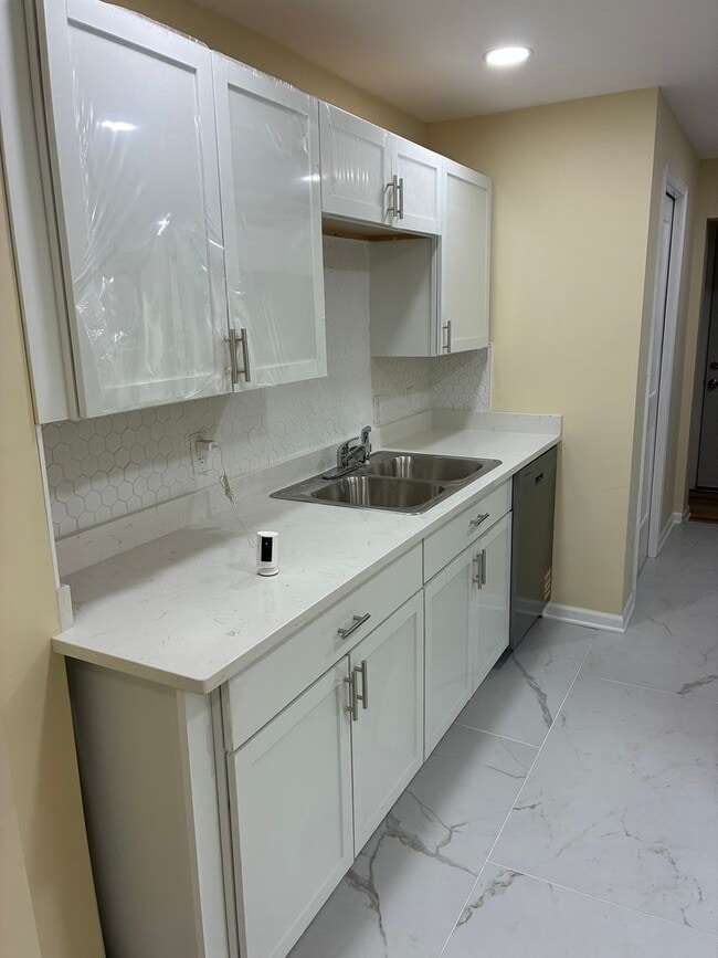 Building Photo - Stylish Renovated Home