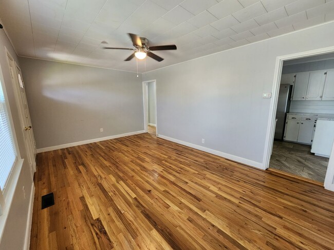 Building Photo - 3/1 Charmer in West Lampasas