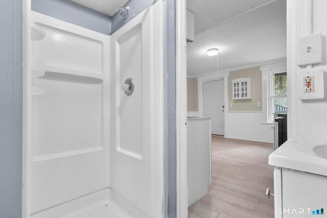 Building Photo - 18 Hobart St