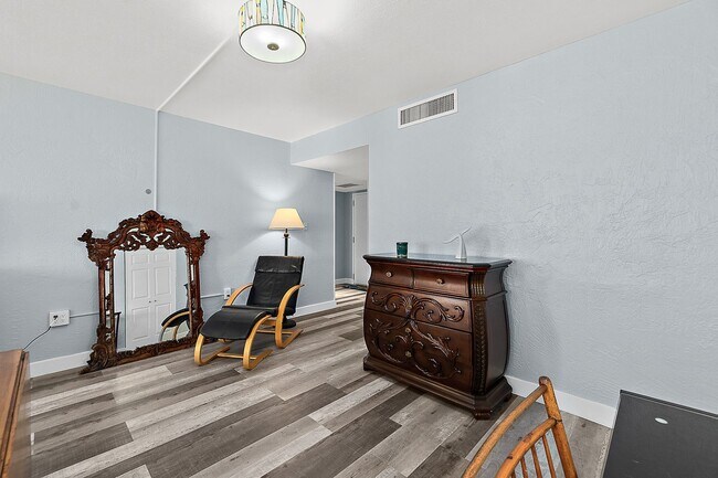 Building Photo - Spacious Oceanfront Condo