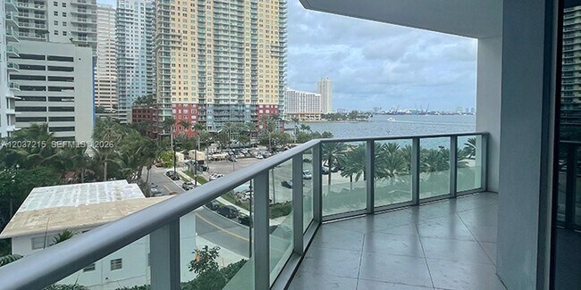 Building Photo - 1300 Brickell Bay Dr