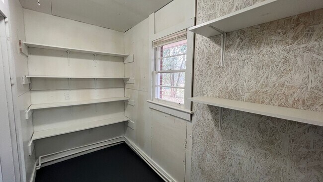 Building Photo - 3-Bedroom just waiting for you !