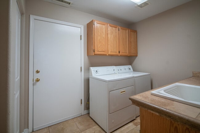 Building Photo - Beautiful Walnut Ridge Home!