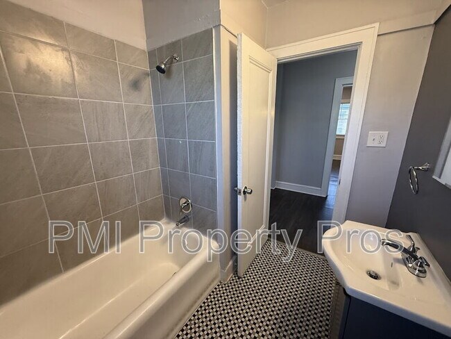 Building Photo - 4043 N 24th Pl