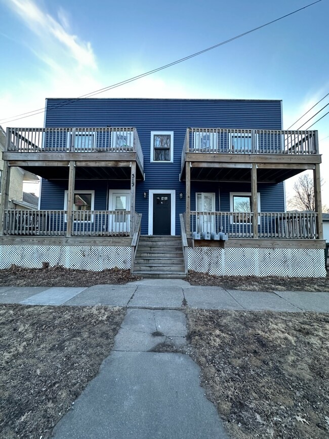 Building Photo - 313 S 3rd St