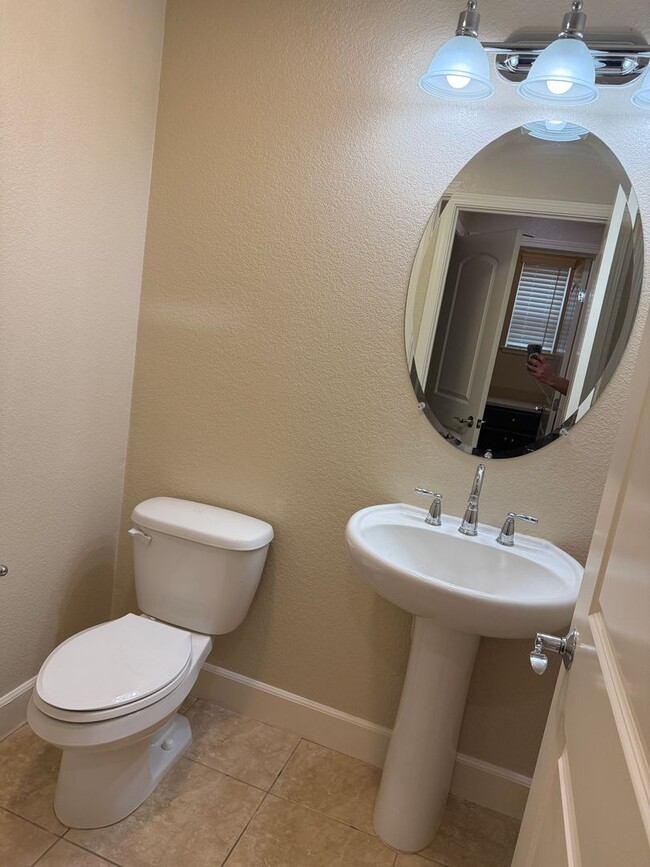 Building Photo - SPACIOUS 3 BEDROOM, 3.5 BATHROOM TOWNHOUSE IN AN EXCELLENT LOCATION. GARAGE. LAUNDRY. BALCONY. A ...