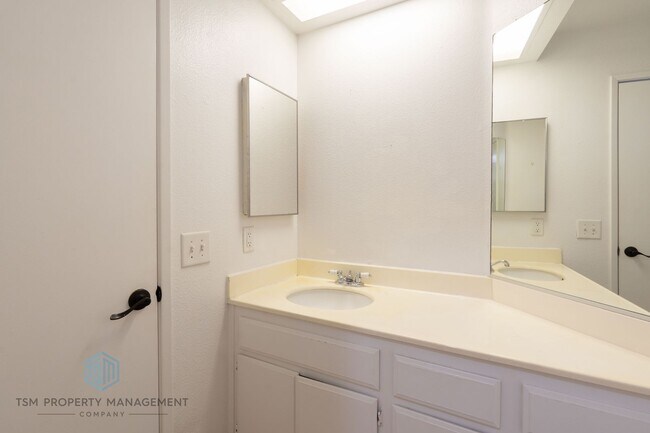 Building Photo - 14789 Cinnamon Dr