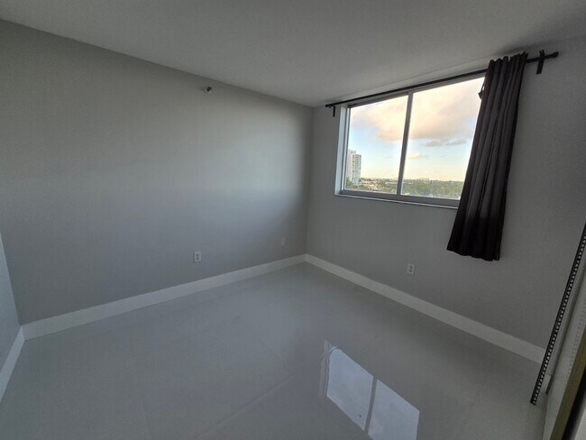 Building Photo - 1700 NW North River Dr