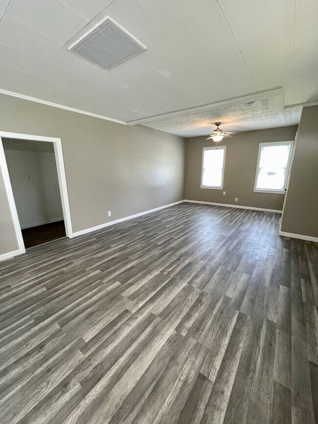 Building Photo - Charming 3-Bedroom, 1.5 Bath Home with Bonus Room!