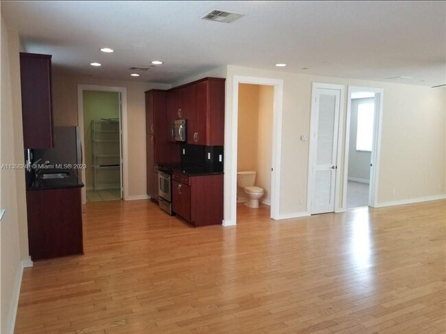 Building Photo - LARGE 3-bed, 3-bath townhome with 2-car ga...