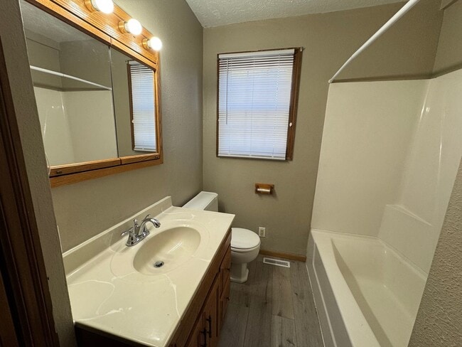 Building Photo - PRICE REDUCED! 4 Bedroom, 1.5 Bathroom House Available, Centrally Located! ¡Casa de 4 dormitorios...