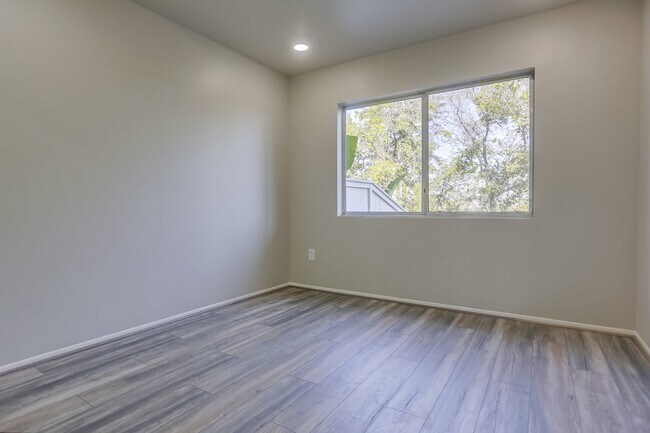 Building Photo - 2 Bedroom Oceanside Condo, with Private Ya...