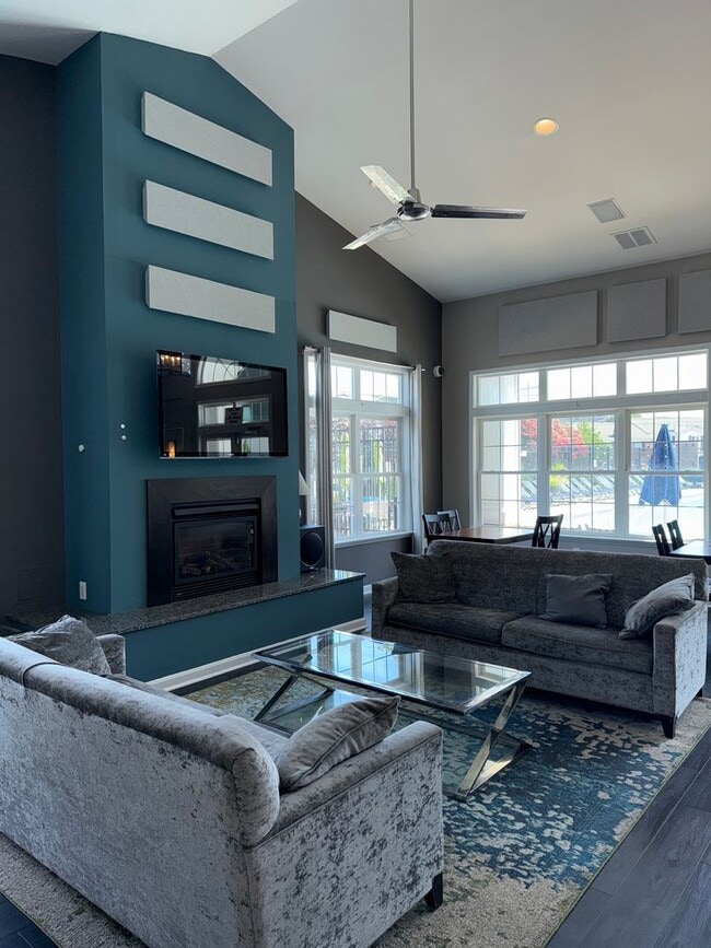 Building Photo - Large, Luxurious 2 Bedroom 2 Bath at Parks...