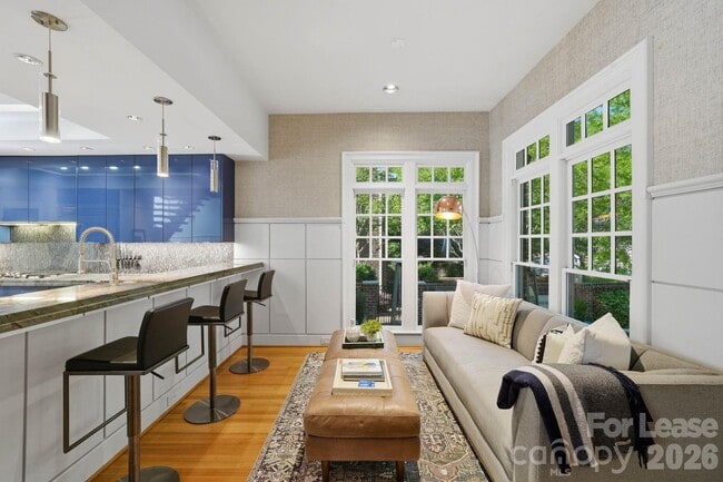 Building Photo - 1124 Dilworth Crescent Row