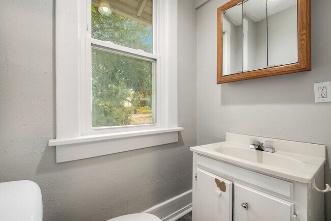 Building Photo - 3 bed/1.5 Bath Single Family Home