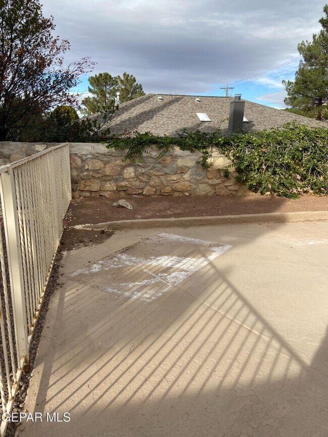 Building Photo - 6721 El Parque Dr