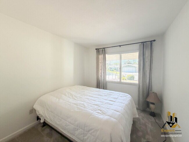 Building Photo - 5620 Greenacres Way