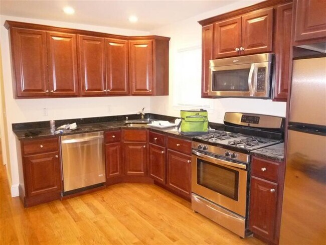 Primary Photo - 17 Lesley Ave