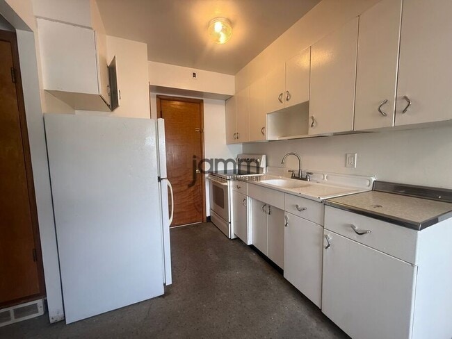 Building Photo - 4201 Rocky River Dr