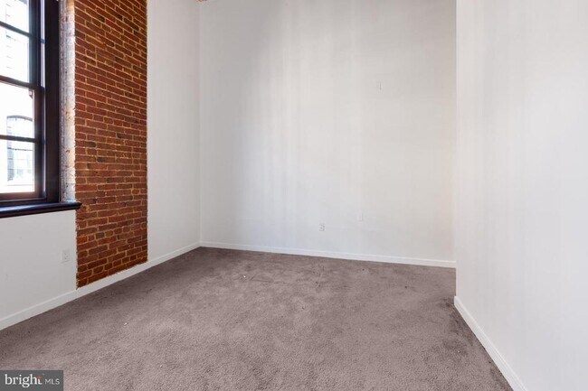 Building Photo - 303 Vine St