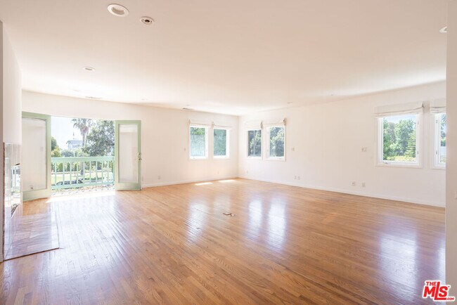 Building Photo - 508 N Canon Dr