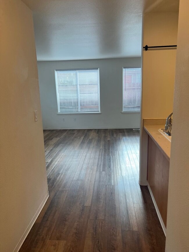 Building Photo - Lovely 3 bedroom, 2.5 bath home with laundry, near schools