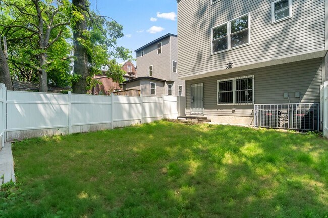 Building Photo - 889 S 17th St
