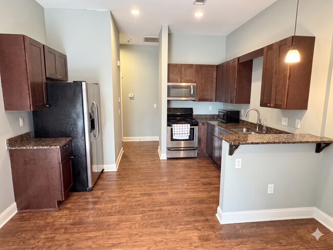 Building Photo - North Thomas 472-492