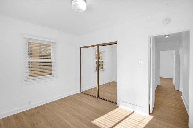 Building Photo - Beautiful bright 2 bedroom in Belmont Shore!