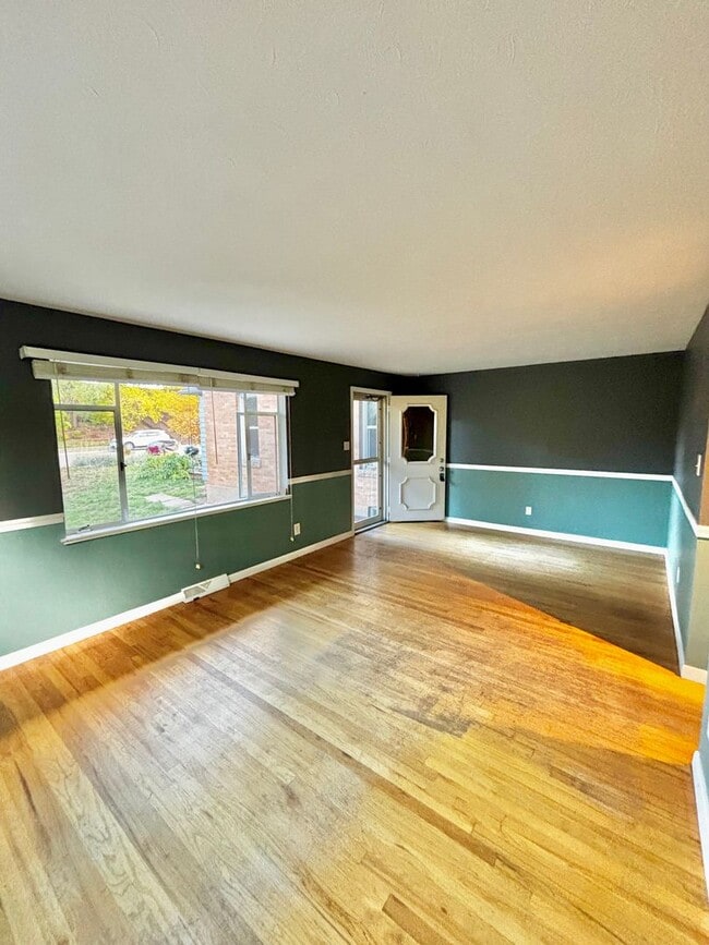 Building Photo - Stylish & Serene – One-Bedroom Golden Hous...