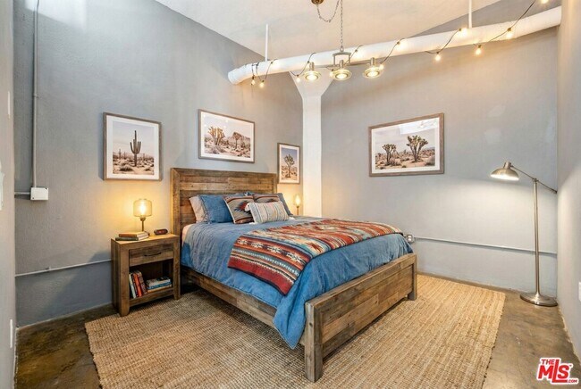 Building Photo - 315 E 8th St