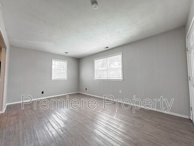 Building Photo - 908 E T C Lea Rd