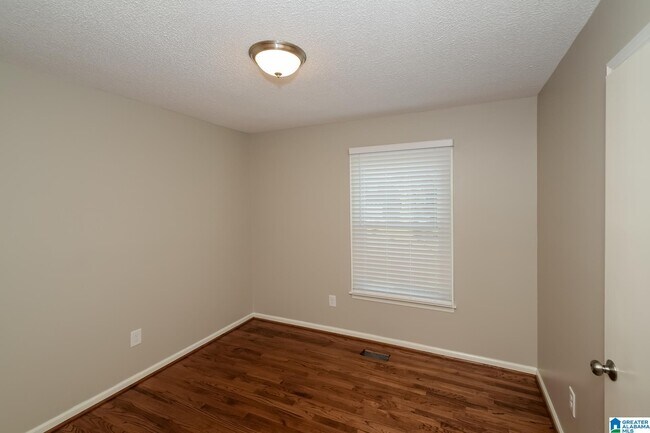 Building Photo - 920 19th Ave NW