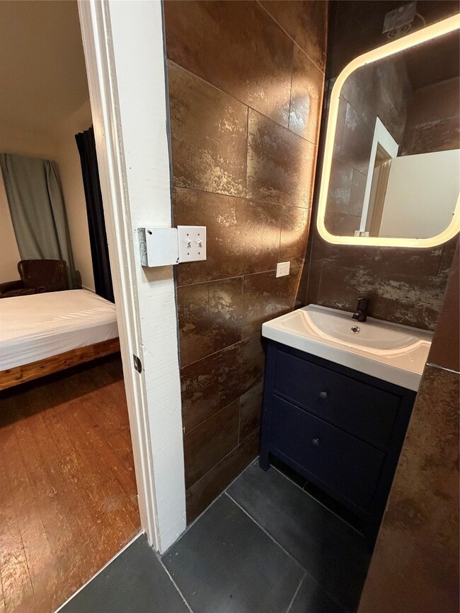 Building Photo - 402 Hyde Park Blvd