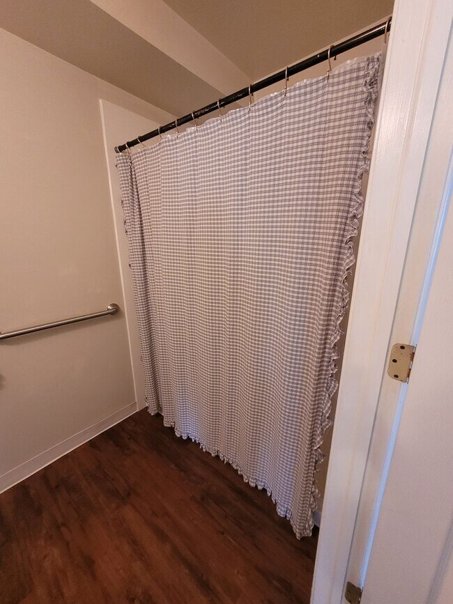 Building Photo - 984 W Main St