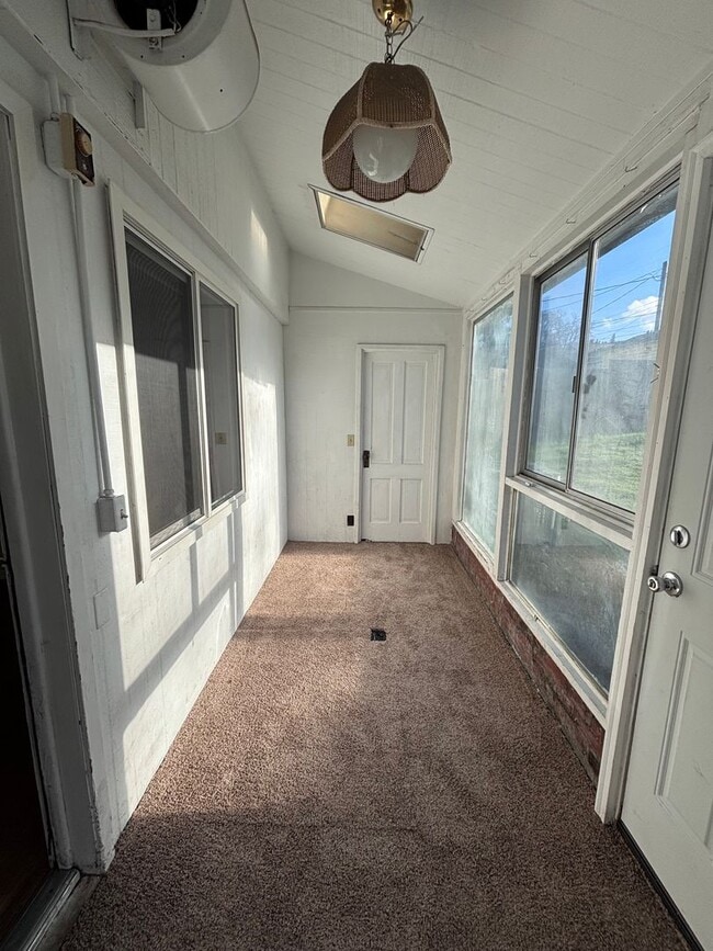 Building Photo - 3 Bedroom 2 Bath House with an office