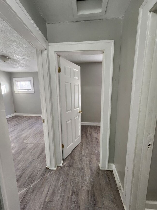 Building Photo - WESTSIDE 2 Bedroom Duplex Located near Harding and 21st Street