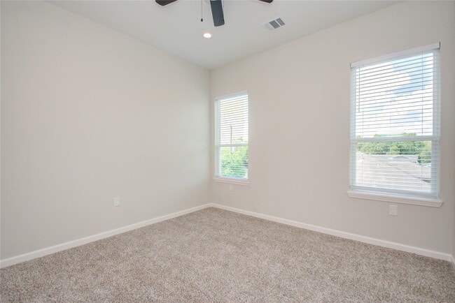 Building Photo - 4916 Sunbeam St