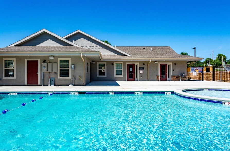 Building Photo - Maple Estates