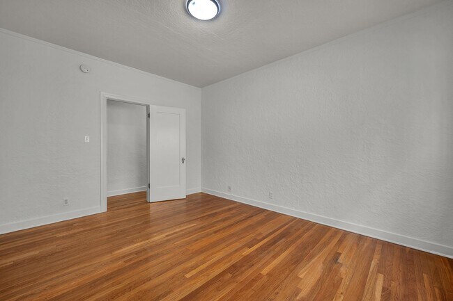 Building Photo - Large 2 bedroom unit