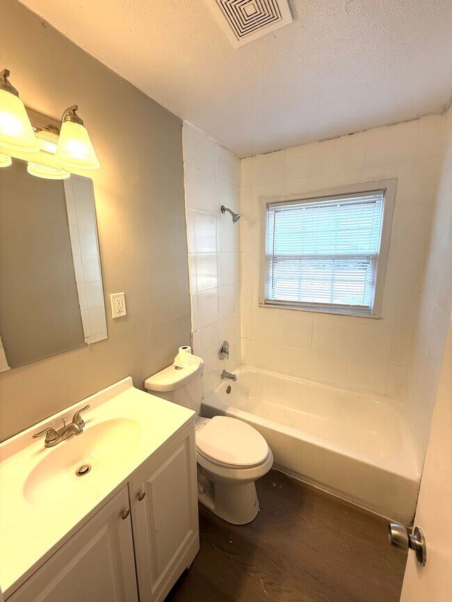 Building Photo - ** 3 bed 1 bath located off Zelda Road ** Call 334-366-9198 to schedule a self showing