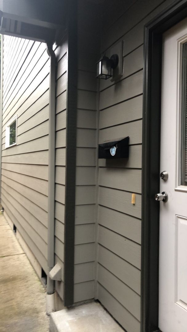 Building Photo - Small Pet Friendly! 4 Bedroom, 2 Bathroom Close to Campus!