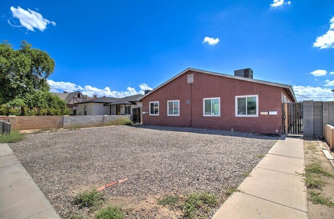 Building Photo - 1501 E Roosevelt St