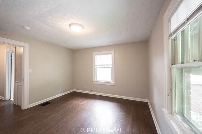 Building Photo - "Charming 3-Bedroom Retreat with Hardwood ...