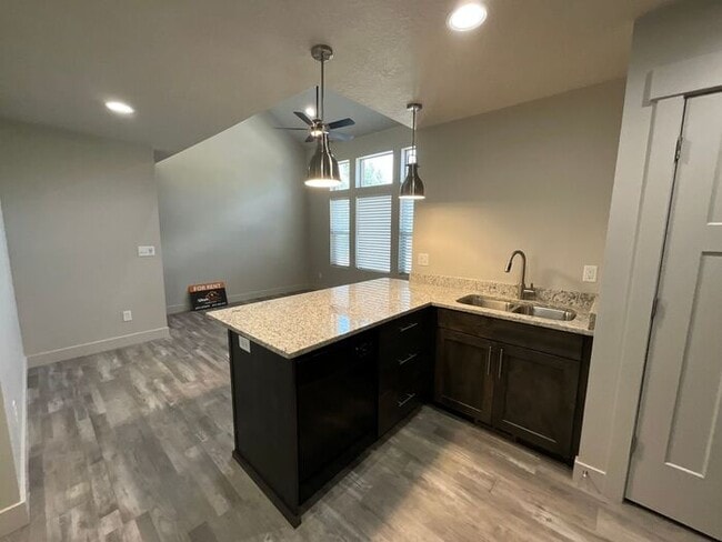 Building Photo - 2 bedroom 2 1/2 bath 2 car garage small dog friendly