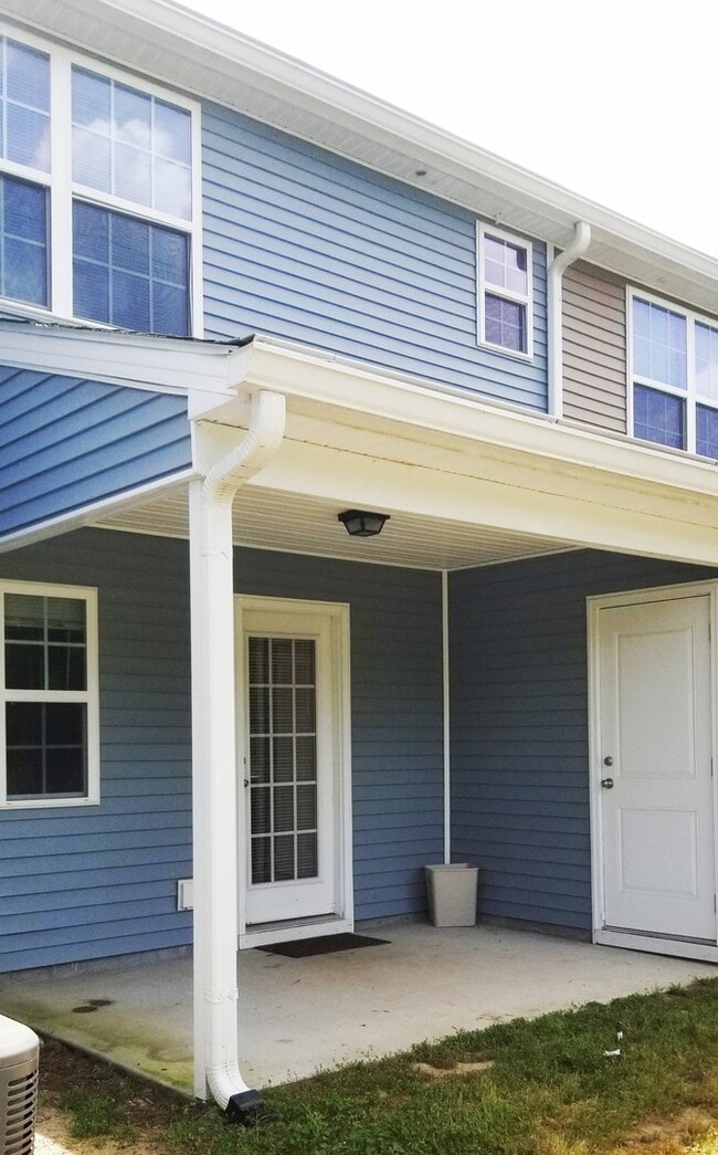 Building Photo - 3 Bedroom, 2.5 Bath Townhome