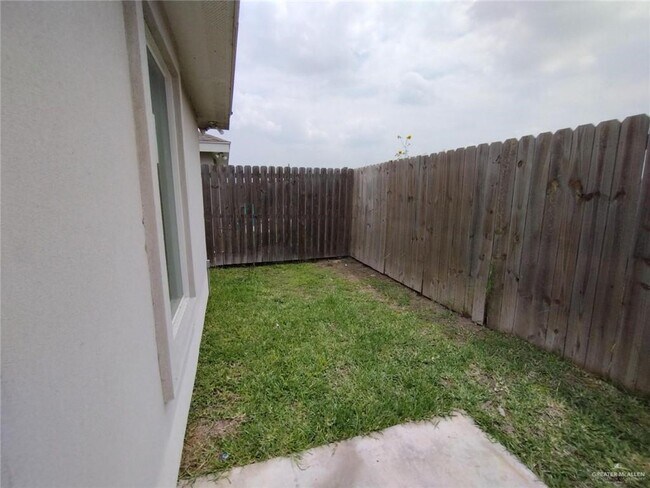 Building Photo - 2012 Summerland Ln