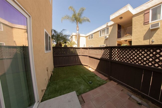 Building Photo - 2BR/1BA Clairemont Condo Freshly Painted, New Vinyl Plank Flooring Throughout Patio, 1 Parking Space